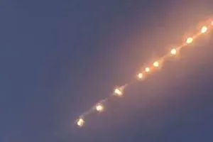 Một loạt UFO xuất hiện trên bầu trời TP Tề Tề Cáp Nhĩ, thuộc tỉnh Hắc Long Giang (Trung Quốc).