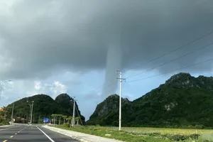 Vòi rồng xuất hiện ở đảo Cát Bà 