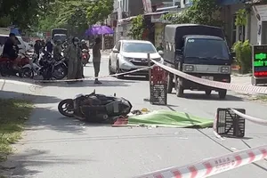 Va chạm khi vượt xe container, 2 người đi xe máy tử vong 