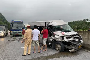 Va chạm liên hoàn, đầu xe chở công nhân bẹp rúm