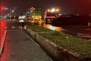 Xe máy tông vào dải phân cách khi trời mưa, 2 người thương vong