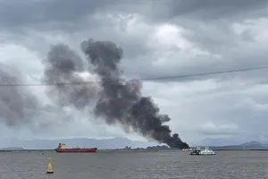 Cháy tàu du lịch ở Hải Phòng