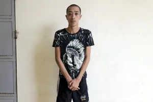 Bị cháu nội đánh bằng gậy vì muốn đưa cháu đi cai nghiện