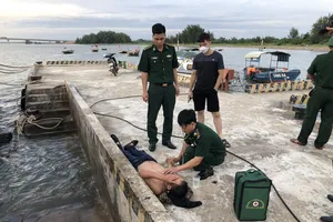 Biên phòng cứu kịp 1 người say nhảy cầu tự tử