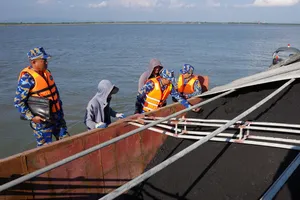 Hải Phòng bắt giữ tàu chở 1.000 tấn than lậu