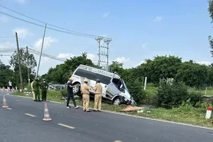 Hải Phòng: Ô tô 16 chỗ gây tai nạn khiến 2 người thương vong