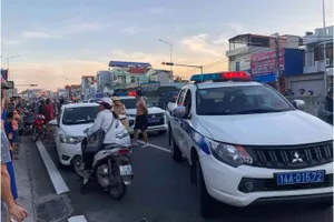 Lùi ô tô bỏ chạy khi thấy chốt kiểm tra nồng độ cồn