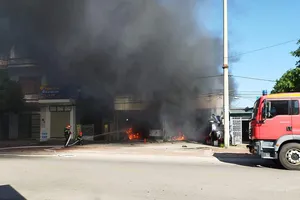 Cháy lớn ở tiệm sửa xe, 5 ô tô bị thiêu rụi