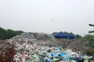 Hơn 6.000 tấn rác tồn đọng ở Hải Phòng vì dây chuyền xử lý bị hỏng