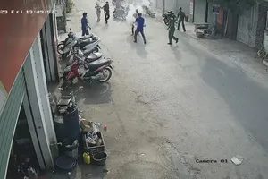 Chồng tẩm xăng rồi ôm vợ tự thiêu