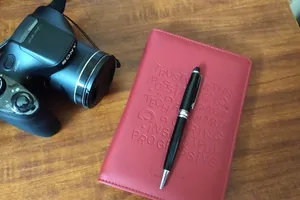 1 phóng viên bị giật điện thoại, thẻ nhớ máy ảnh ném xuống biển khi đang tác nghiệp