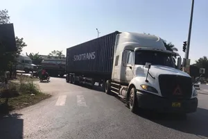 Xe máy va chạm với container, hai người thương vong