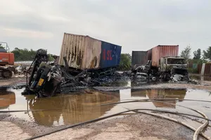 Cháy lớn bãi tập kết xe lúc rạng sáng, 4 xe container bị thiêu rụi