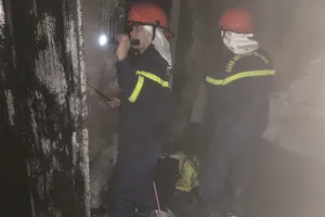 Vừa dùng vừa sạc điện thoại bằng sạc dự phòng, một thanh niên bỏng nặng