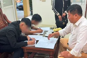 2 thiếu niên Hải Phòng chạy bốc đầu xe máy trên quốc lộ bị xử phạt