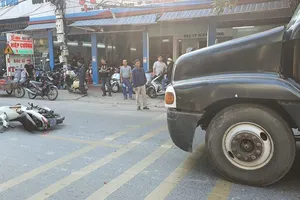 Không chấp hành hiệu lệnh dừng, xe container lạng lách, đâm đổ xe CSGT