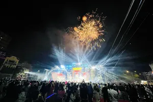 Biển người đổ về trung tâm thành phố trong lần đầu tiên Hải Phòng bắn pháo hoa dịp Tết Dương lịch