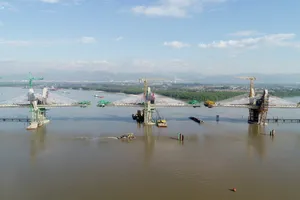 Công nhân làm việc xuyên Tết, sớm hoàn thành cầu Bến Rừng nối Hải Phòng - Quảng Ninh