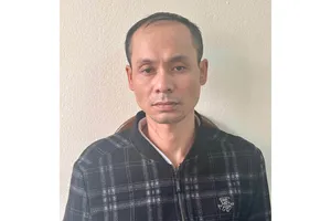 Tạm giữ người đàn ông điều khiển xe máy tông ngã CSGT