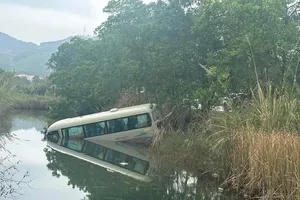 Xe khách chở 22 người lao xuống ao sau va chạm với taxi 
