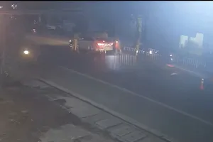 Xe máy 'thông' chốt kiểm tra nồng độ cồn, tông một thiếu tá CSGT bị thương