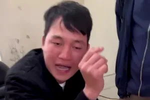 Tạm giữ thanh niên kéo người đến cản trở chốt kiểm tra nồng độ cồn