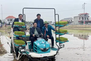 Thủ tướng xuống đồng cấy lúa cùng nông dân Hải Dương