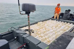 Phát hiện 250 can xăng 'lậu' trên vùng biển Quảng Ninh