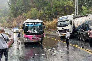 Xe khách móp đầu sau khi đối đầu với xe đầu kéo