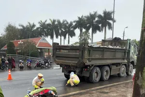 Bé gái 10 tuổi đạp xe đi học bị xe tải đâm tử vong