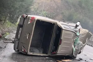 Xe bán tải trượt vào rãnh thoát nước bên đường, lật nhào trên quốc lộ 18