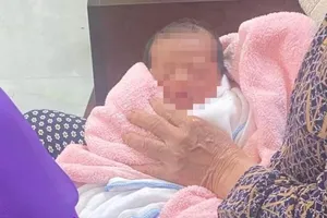 Bé trai 1 tuần tuổi bị bỏ rơi gần gốc đa đầu làng 