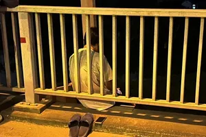 Cảnh sát thuyết phục, cứu nam thanh niên định nhảy cầu tự tử