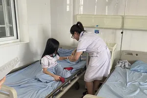 33 học sinh tiểu học ở Quảng Ninh nghi ngộ độc, nhập viện sau bữa ăn trưa