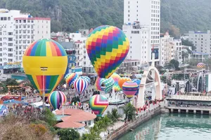 Du khách hào hứng check-in với khinh khí cầu lần đầu xuất hiện ở Cát Bà