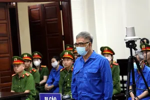 Từ hình ảnh bị cáo Đỗ Hữu Ca: Quy định trang phục bị cáo tại tòa ra sao?