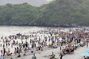 Các bãi biển Hải Phòng, Quảng Ninh đông nghẹt khách