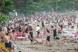 Rác tràn ngập bãi biển Đồ Sơn, chính quyền huy động hàng trăm người dọn dẹp