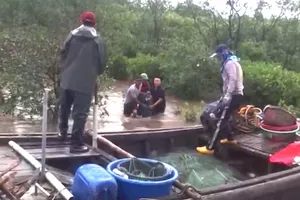 Sét đánh trúng thuyền nan làm hai vợ chồng thương vong