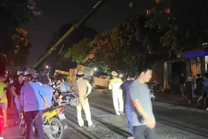 Xe bồn sụp chân chống trong quá trình đổ mái, năm người thương vong