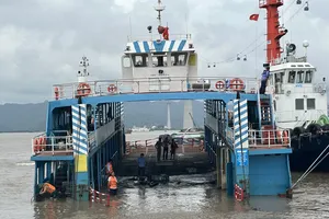 Phát hiện vết rách 30cm dưới đáy chiếc phà ra Cát Bà bị chìm