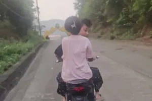 Nam thiếu niên chạy xe đánh võng trước đầu mô tô đặc chủng của CSGT