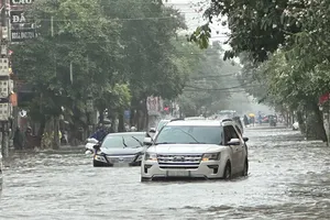 Mưa lớn kết hợp triều cường, nhiều nơi ở Hải Phòng, Quảng Ninh ‘phố hoá thành sông’