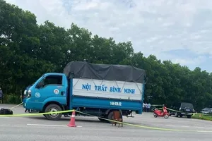 Phát hiện 1 người tử vong trong ô tô tải còn nổ máy 