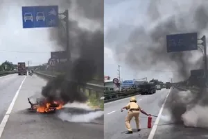 CSGT mang bình cứu hỏa phun vào xe máy điện bốc cháy giữa đường