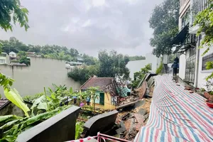 Mưa lớn kéo dài, nhiều nơi ở Hạ Long ngập sâu, sạt lở 