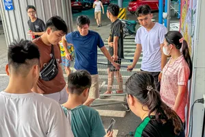 Nhiều người ở Hải Phòng đi sạc nhờ điện thoại, nấu cơm, tắm nhờ sau bão số 3