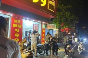 Kẻ cầm dao cướp tiệm vàng bị vây bắt tại chỗ