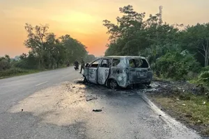 Ô tô con cháy trơ khung sau va chạm với xe container, 5 người bị thương