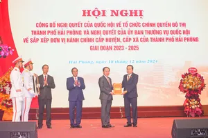 Chủ tịch Quốc hội trao Nghị quyết về sắp xếp đơn vị hành chính cấp huyện, xã ở Hải Phòng